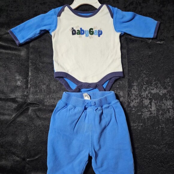 BabyGap 2-Piece Outfit – Logo Long Sleeve Onesie & Joggers – Newborn 0–3M - Picture 1 of 2